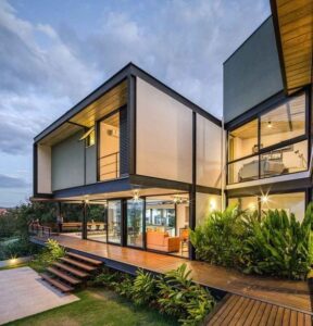 Casa-alto-padrão-em-estrutura-metálica-com-vidros-iluminada-1